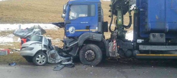 Foto: Zrážka osobného auta s nákladiakom si vyžiadala jednu obeť (aktualizované)