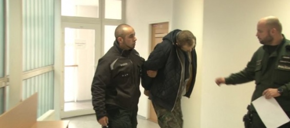 Foto: Juraj surovo napadol družku. Vláčil ju po chodbe, škrtil, kopal aj udieral do hlavy