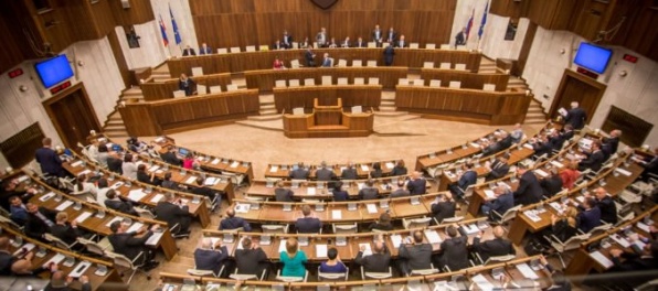 Prvú schôdzu parlamentu v tomto roku otvorila hymna, nové poslankyne za OĽaNO zložili sľub