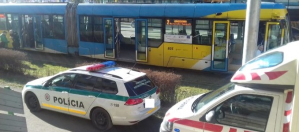 Aktualizované: Revízor si od cestujúcej vypýtal lístok, žena ho bodla tenkým nožom do hrudníka