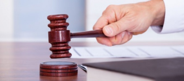 Daňový kontrolór prijal bravčovinu ako úplatok, súd mu udelil podmienečný trest