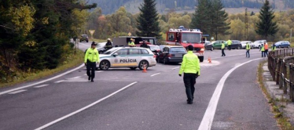 Pri vážnej dopravnej nehode medzi Sencom a Recou utrpeli zranenia štyri osoby