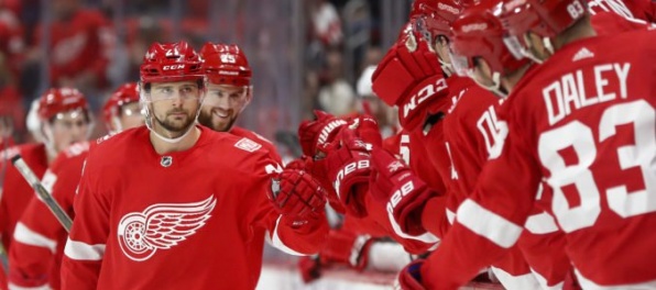Video: V NHL sa darilo domácim tímom, Tatar skóroval v nájazdovej lotérii