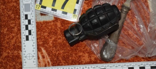 Michalovčan nelegálnou zbraňou zastrelil psa, medzi množstvom munície vlastnil aj granát s TNT