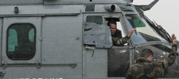 Video: Zrážka vojenských vrtuľníkov si vyžiadala obete, záchranári hľadajú posledného pasažiera