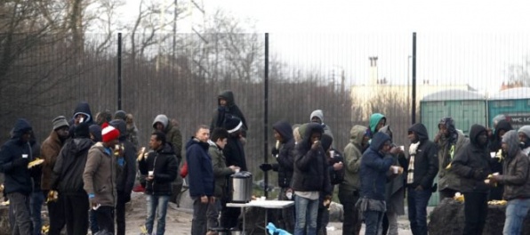 Do Calais prichádzajú policajné posily, minister vnútra varuje pred možným nárastom násilia