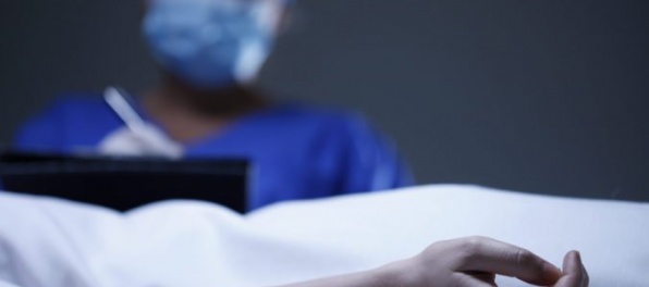 Lekári odmietajú robiť prehliadky mŕtvych tiel, od ministra Druckera žiadajú zmenu zákona