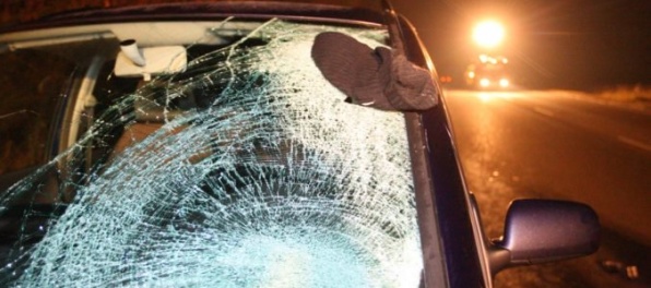 Strhnutím volantu sa chcela vodička vyhnúť chodcovi, pri následnej nehode muž neprežil