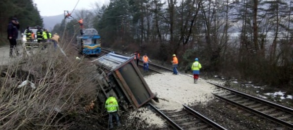 Aktualizované: Železničná doprava pred Púchovom je obnovená, z trate odstránili štrk a havarované auto