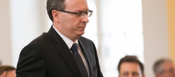 Poslanci SNS si budú platiť dopravu z vlastných peňazí, Bernaťák hovorí o zrušení „papalášizmu“