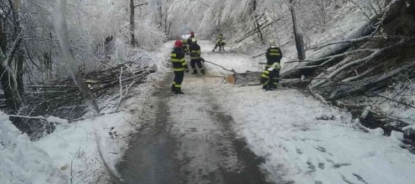 Hasiči pre vietor a sneženie sprejazdňujú cesty v blízkosti Sobraniec