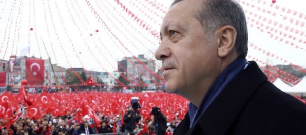 Erdogan pricestoval na oficiálnu návštevu Talianska, Kurdi naprieč krajinou už ohlásili protesty