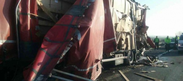 Foto: Na diaľnici D2 v smere do Bratislavy havarovali dva kamióny