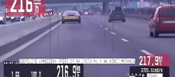 Vodič na Tesle dostal mastnú pokutu, na D1 v Bratislave prekročil rýchlosť o 126 km/h
