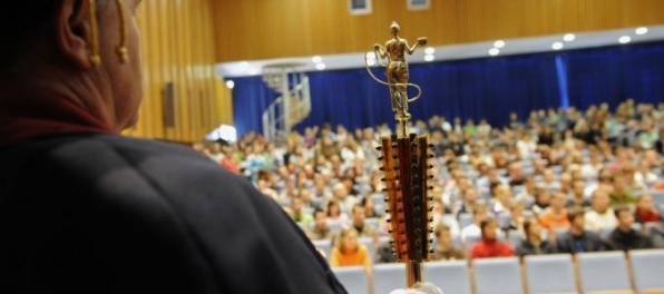 Premiér Fico je nešťastný z kritiky študentov, navrhol preplatenie rekonštrukcie internátov