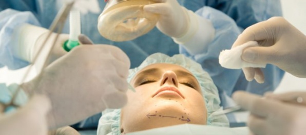 Praktiky na košickej plastickej chirurgii rieši polícia, ku kauze sa vyjadril odvolaný primár