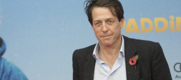 Hugh Grant dostane odškodné od mediálnej spoločnosti, ktorú žaloval za odpočúvanie jeho telefónu