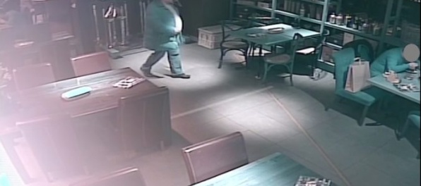 Video: Z bundy v bratislavskej Petržalke zmizla obálka s 15 tisíckami, hľadajú osoby z kamerových záznamov