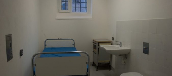 V banskobystrickej väznici našli mŕtveho väzňa, mal porezané ruky a krk