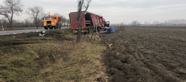 Foto: Vodič Renaultu prešiel do protismeru a neprežil zrážku s kamiónom
