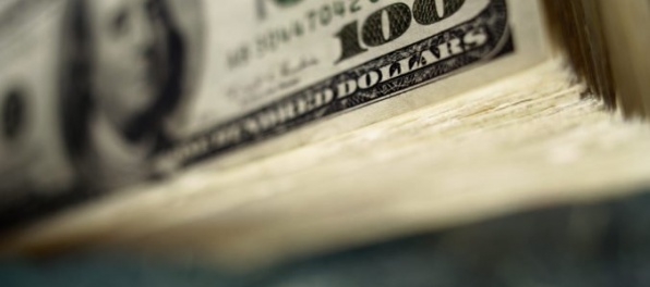 V utorok dolár voči euru klesol, oproti japonskému jenu si však prilepšil