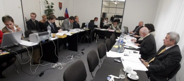 Rada pre vysielanie a retransmisiu má nového člena, poslanci ho zvolili v druhom kole