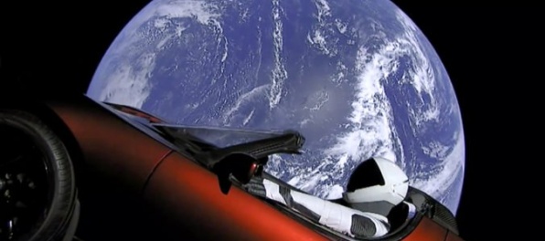 Video: Raketa Falcon Heavy spoločnosti SpaceX vyniesla na obežnú dráhu automobil Tesla