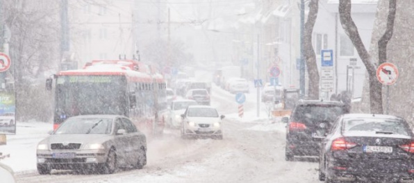Aktualizované: Sneženie komplikovalo situáciu v Bratislave, linky MHD meškali (foto)