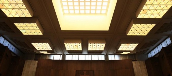 Poslanci v NR SR posunuli do druhého čítania zmrazenie platov ústavných činiteľov