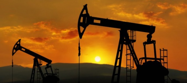 Ropa opäť zlacnela, jej ceny klesajú v reakcii na americkú vládnu správu