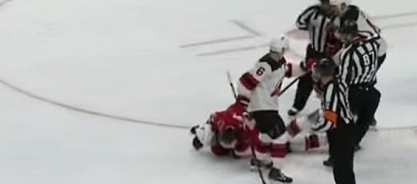 Video: Burrows dostal v NHL stopku, Halla udieral päsťami a kopal do hlavy aj chrbta