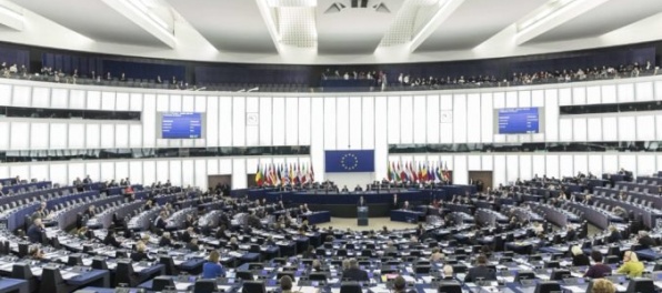 Europarlament navrhuje zrusiť striedanie času, zostane zimný alebo letný