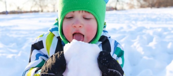 Nejedzte sneh starší ako pol dňa, varujú rumunskí vedci