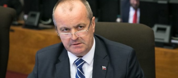 Minister Gajdoš vysvetlí nákupy vojenskej techniky, opozícia ho podozrieva z nehospodárnosti