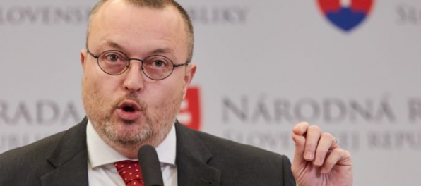 Ministerstvo obrany chce kúpiť škodovku za cenu mercedesu, tvrdí Krajniak