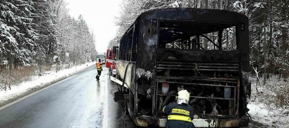 Autobus plný detí zachvátil počas jazdy požiar, zasahovali štyri jednotky hasičov