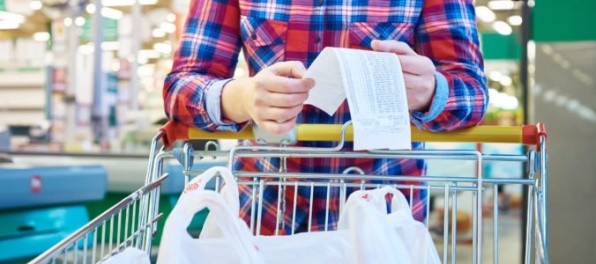 Slováci napriek nižšej DPH zmeny v cene potravín nepocítili, obchodným reťazcom nedôverujú