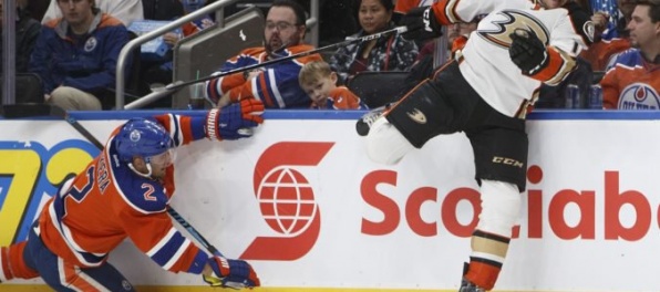 Andrej Sekera nedohral zápas NHL, puk ho trafil do hlavy