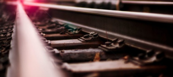 Muž vstúpil do koľajiska a otočil sa čelom k vlaku, rušňovodič zrážke nedokázal zabrániť