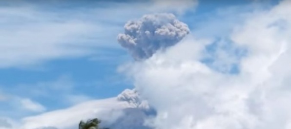 Video: Na Bali vybuchla sopka Agung, chrlila popol až do výšky 1,5 kilometra