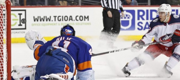 Video: Chára gólom spečatil triumf Bostonu, Halák predviedol 47 zákrokov a Faulk strelil hetrik