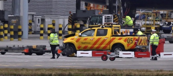 Na londýnskom letisku Heathrow došlo ku kolízii vozidiel, pri nehode zahynul muž