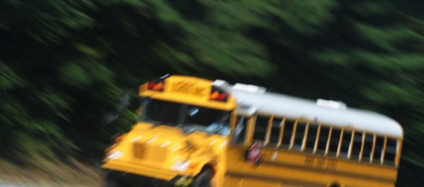 Američan ukradol školský autobus, naháňačka s políciou sa skončila búračkou