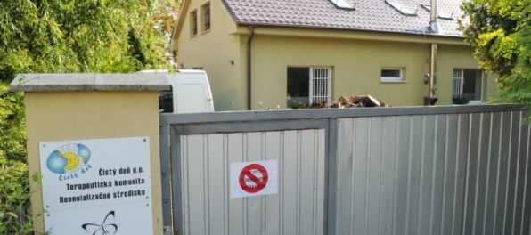 Ministerstvo práce odobralo akreditáciu resocializačnému zariadeniu Čistý deň