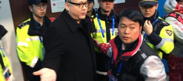 Na zápase olympijského hokejového turnaja sa objavil Kimov imitátor, zatkla ho polícia