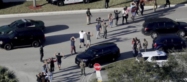 Video: Streľba na strednej škole na Floride má vyše 15 mŕtvych, strelcom bol bývalý študent