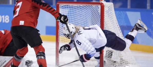 Američanky v olympijskom derby podľahli Kanaďankám, Fínky nadelili „päťku“ Ruskám