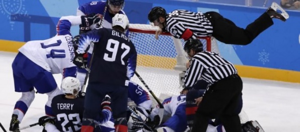 Slovensko nezaskočilo ďalšieho favorita, o výhre USA rozhodol syn bývalého hráča NHL, píšu médiá