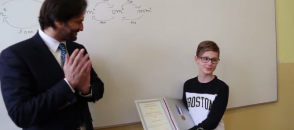 Mladý Šimon záchranil život dievčaťu, minister Kaliňák ho ocenil medailou