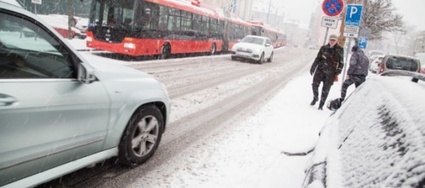 V Bratislave môže napadnúť 10 centimetrov snehu, pre niektoré okresy platí aj výstraha pred jazykmi a závejmi